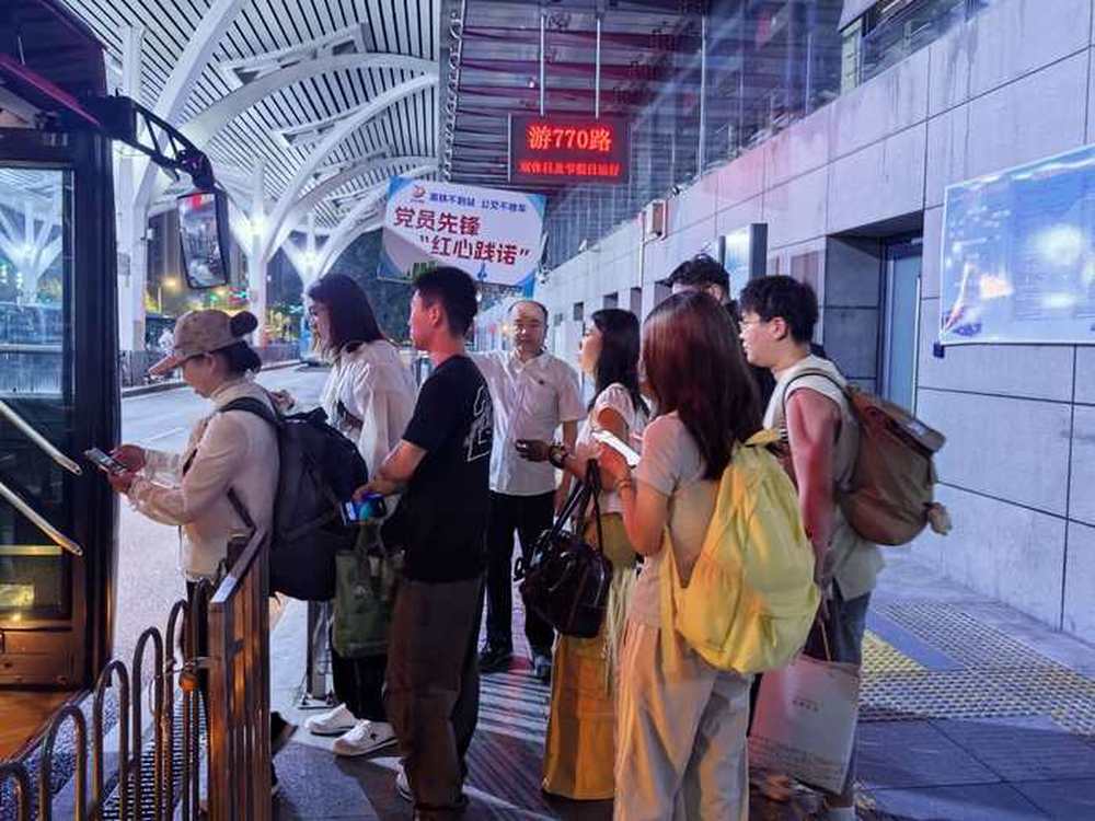 高铁不到站，公交不收车：济南公交端午首日凌晨疏运到站旅客