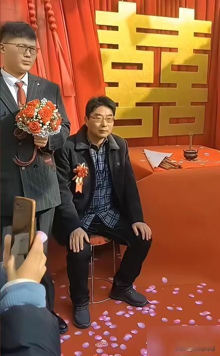 大衣哥朱之文，选择女婿的眼光也是实事求是的，他的这个亲家，也是个土生土长的农村人