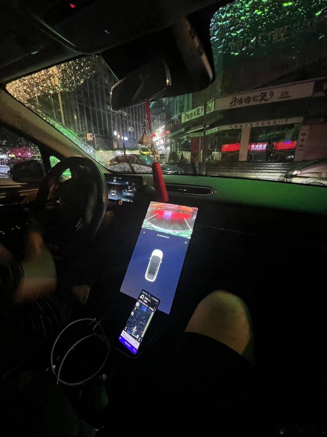 昨晚打车打到一台小鹏p5，讲真用这个车来跑滴滴的确实少见，不过也确实很合适，坐着