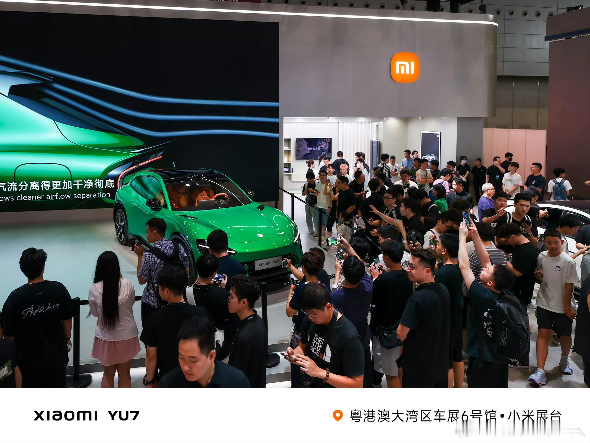 在车展上第一眼看到小米YU7，直接被它的颜值拿捏了！这哪像普通SUV，气场完全不