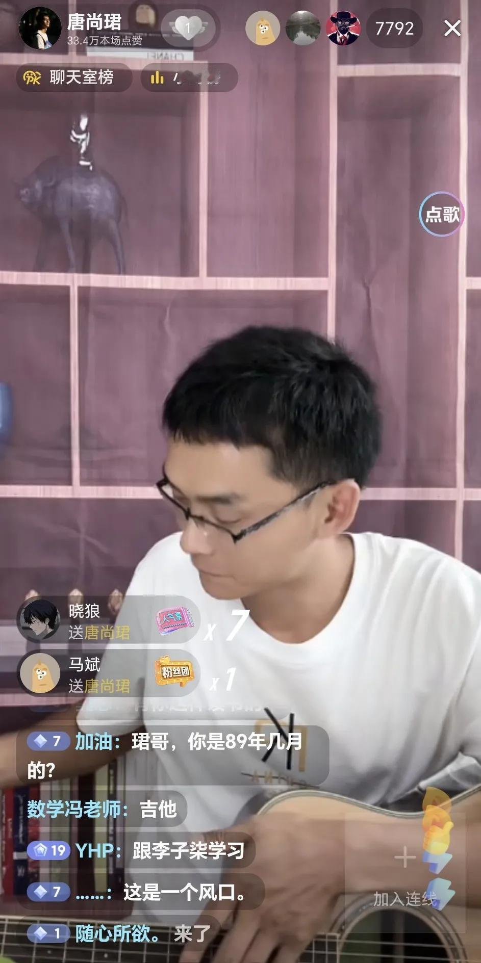 唐尚珺直播时感叹上大学不容易。

1：唐尚珺为了清华梦经过16次高考，但最后还是