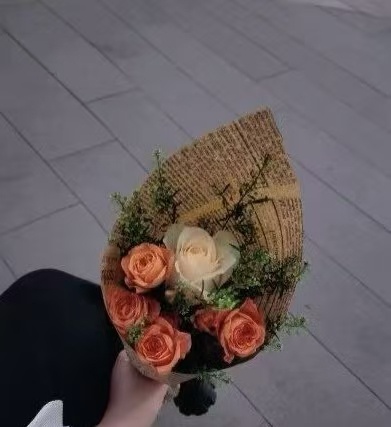 “中年少女，买菜也买花  买菜是安顿生活，买花是抚慰心灵。” 