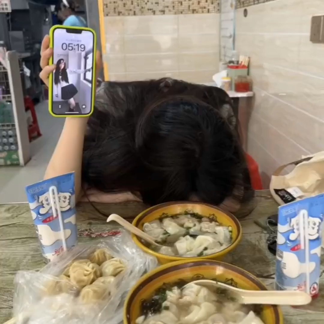 谁说熬夜党不能拥有清晨的快乐？🌞 我和闺蜜昨晚通宵追剧，结果五点就爬起来去嗦粉