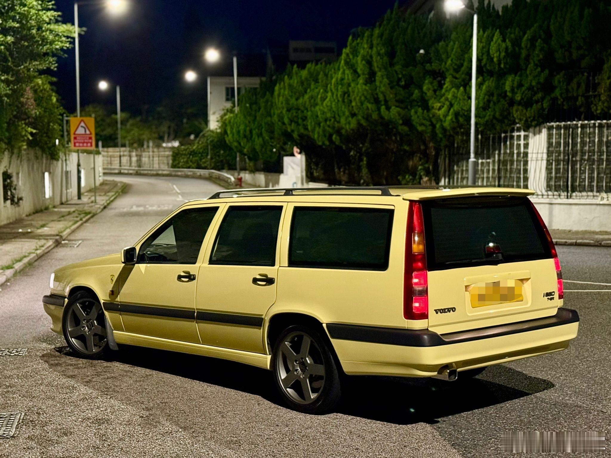 午夜黄车，这部车之所以成名，就是当年在90年代参与英国房车赛以及欧洲房车赛，虽然