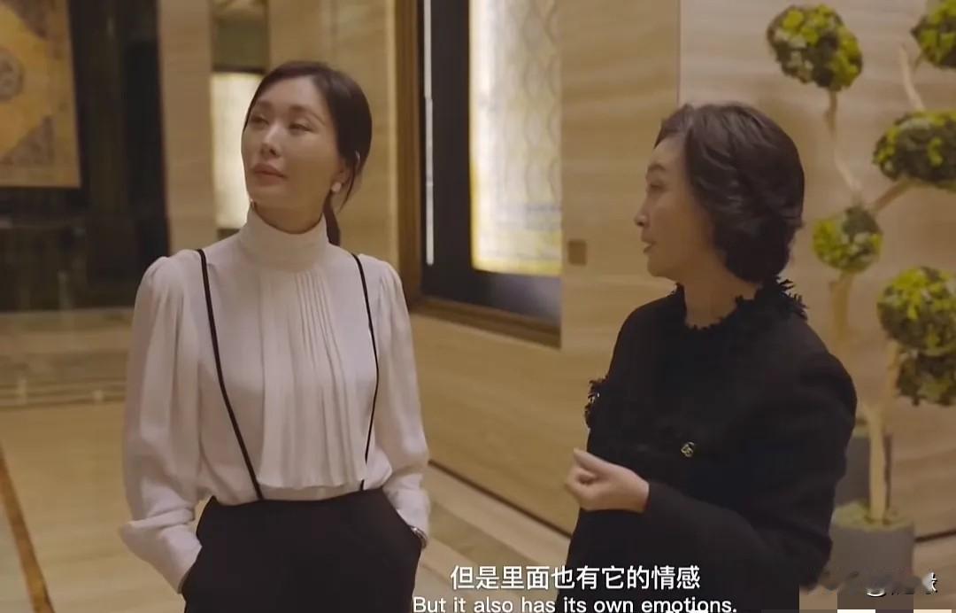 田朴珺双手插兜的架势，一副傲娇的样子，果然很有“贵族”风范，不愧是“王的女人”，