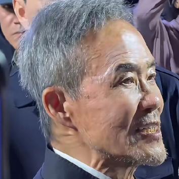 老来才知娇妻好，傲娇海棠靠边倒，田朴珺愈发光芒四射了，难怪王石把她当成宝。
田朴