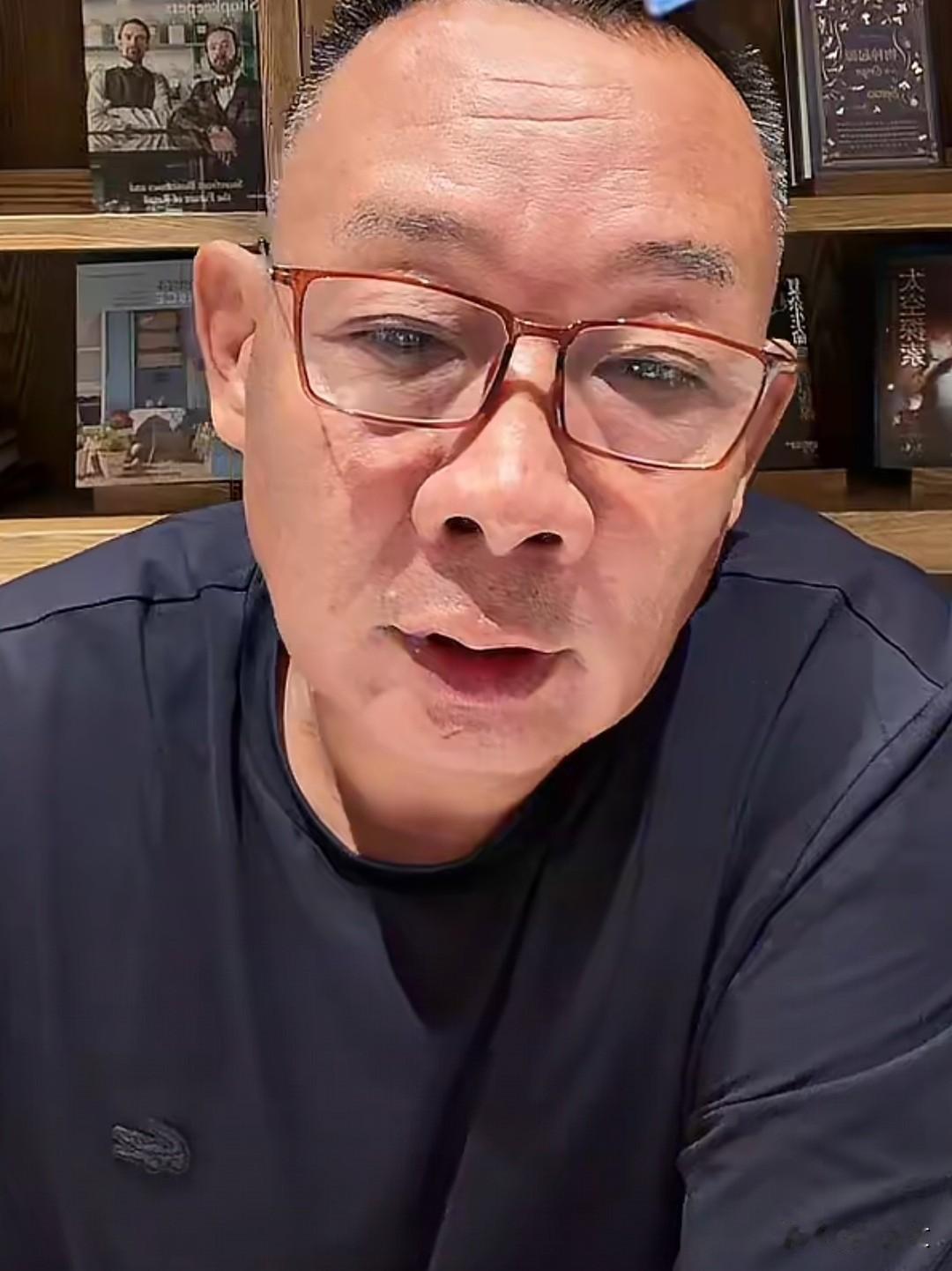 于东来很喜欢学习，学习新的知识，喜欢老子，庄子，孔子，感觉他要出书了，他诚实做人