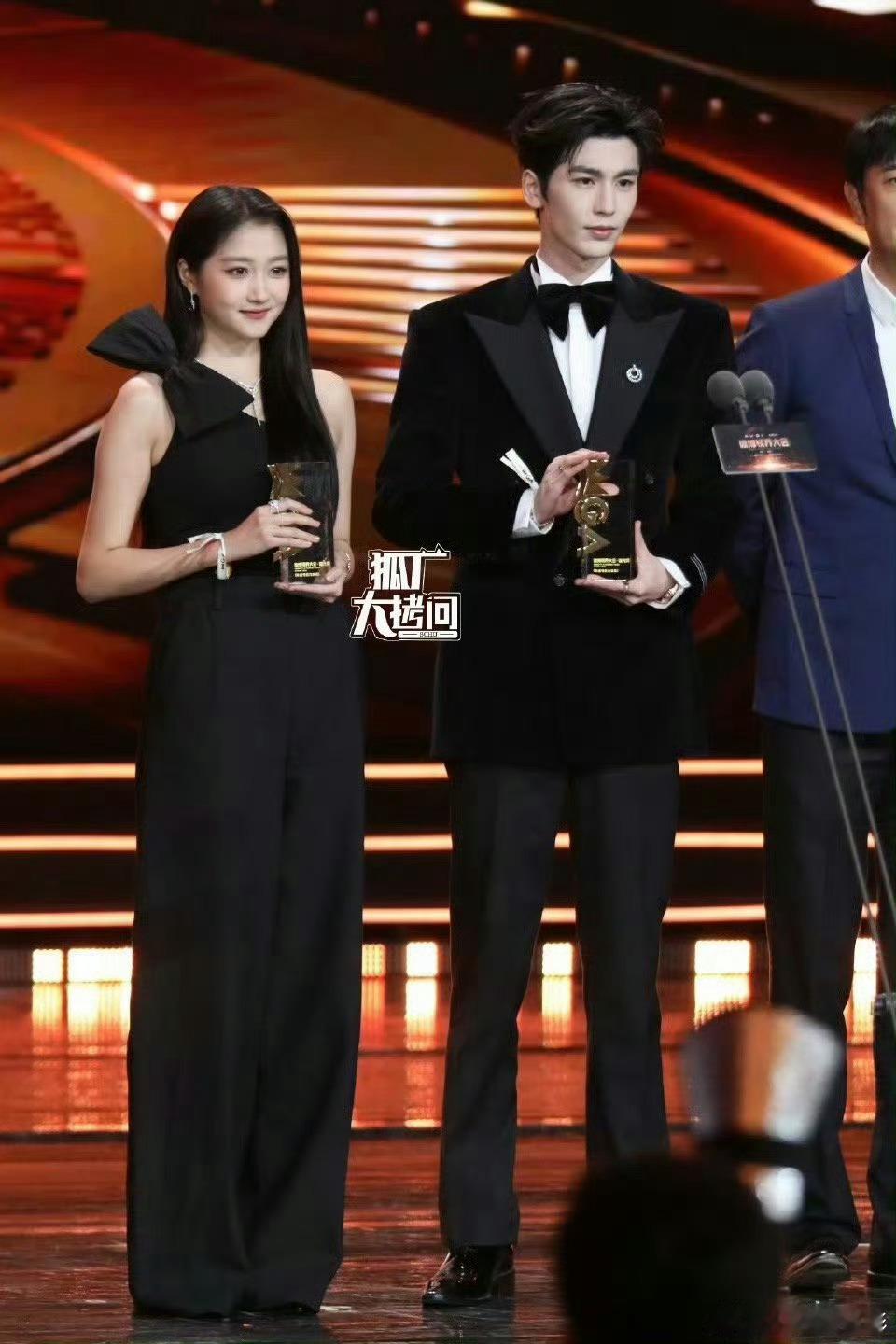 关晓彤张凌赫好长的两条人太般配了，这种高高的女孩子就应该配张凌赫这样 ​​​