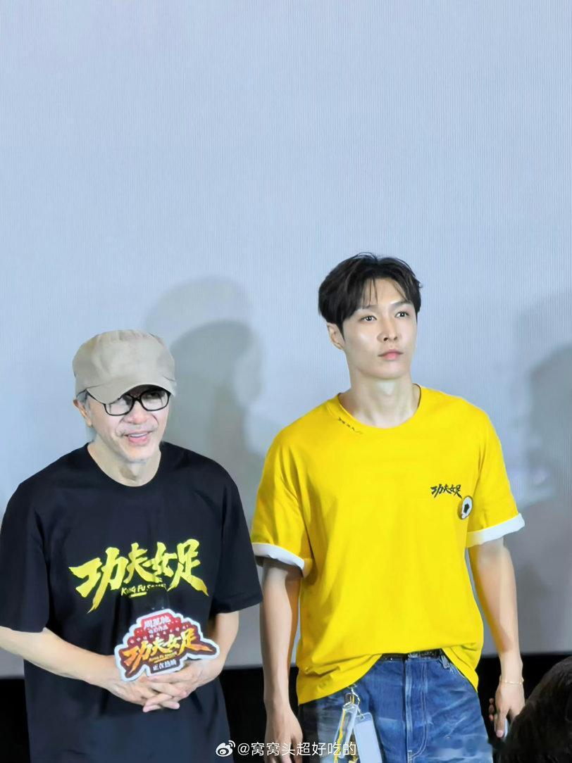 张艺兴手语回应听障影迷表白张艺兴手语与听障粉丝交流梦回不说话的爱张艺兴路演现场主