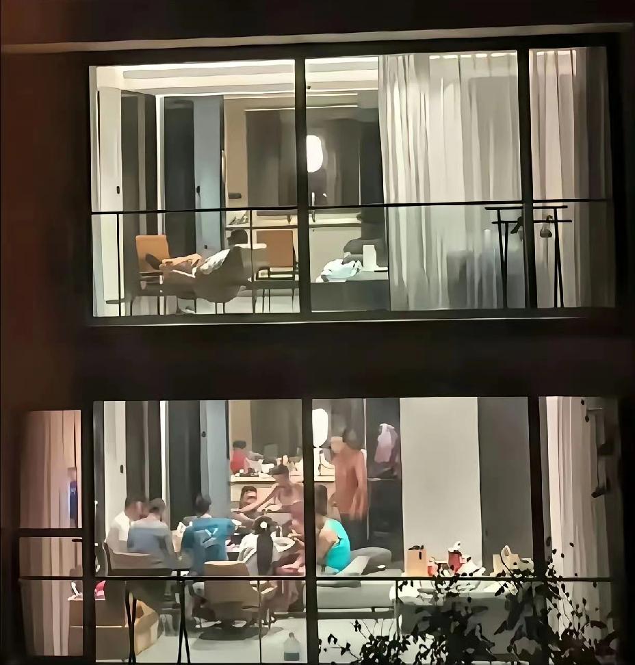 看到一张图
问如果是你
喜欢楼上的生活还是楼下的生活
说真的我很喜欢楼上的生活，