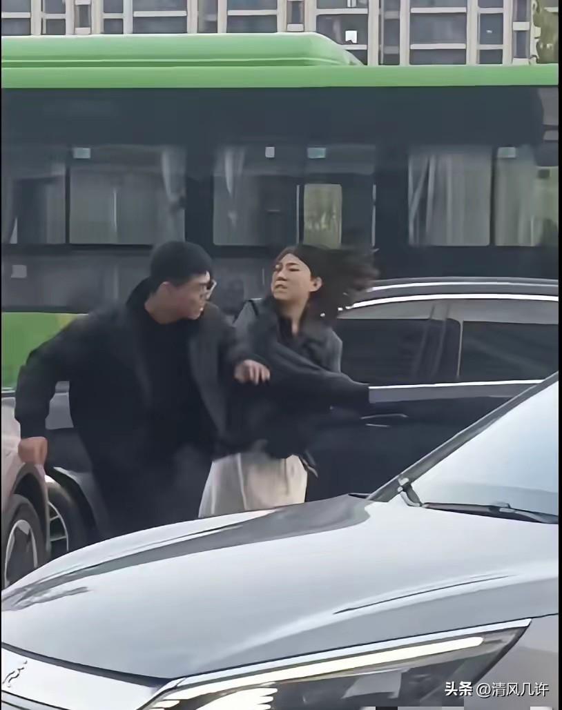 安徽宣城两车辆互撞，女司机扇了宝马男一巴掌，看了几遍，原来是宝马男无意把女子裤子