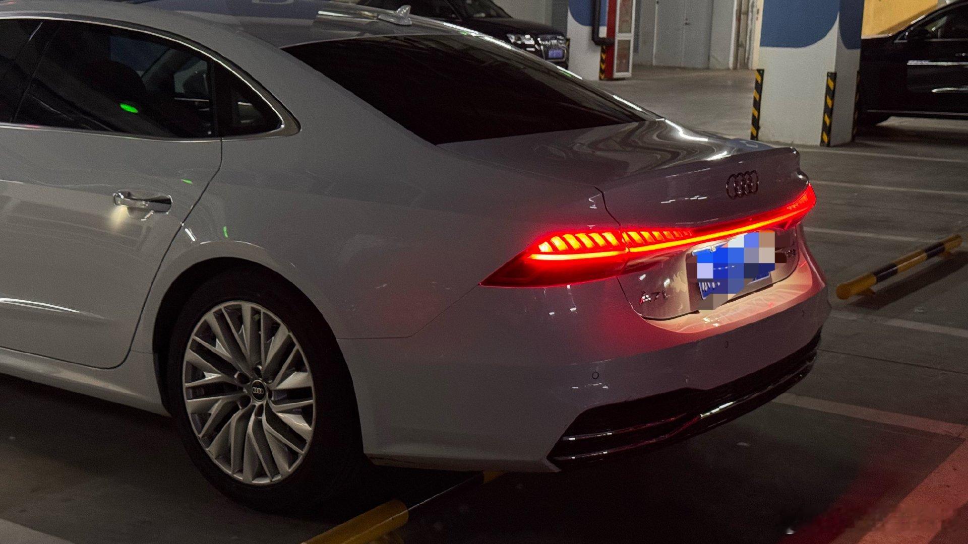 第一次开奥迪A7L…看着真的很长很长而显示1000km+续航突然间把这台蓝牌车，