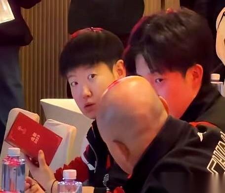 “你站错了。”
她就那么当着所有人的面，轻轻说了一句。
他呢，一米八几的大个子，