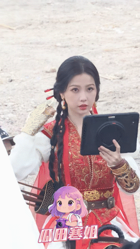 虞书欣拍新戏状态 虞书欣的脸怎么垮了？拍新戏在马背上候场，表情严肃地看pad，法