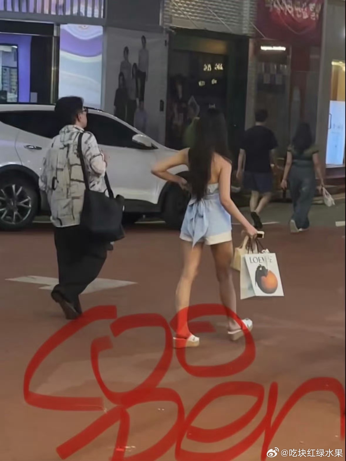 网友偶遇方时赫和他的小女友 真是天造地设的一对啊 好养眼 