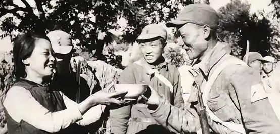 王满新在1942年突然饮弹身亡，彭老总听到消息后痛心不已，拍着桌子怒吼：“这小子