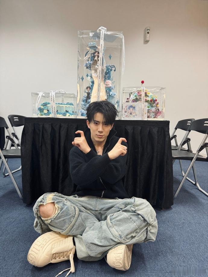 鹭卓生日蛋糕  鹭卓晒粉丝送的蛋糕 这漂亮的蛋糕，是鹭卓与粉丝间爱的结晶。 