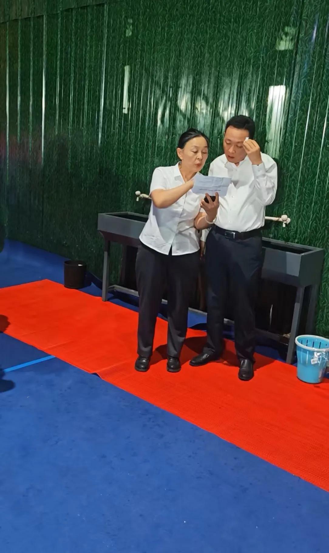 矿山财务部的郭玉梅郭部长，这活一般人还干不了，不仅要懂财务知识，身体素质也要好，