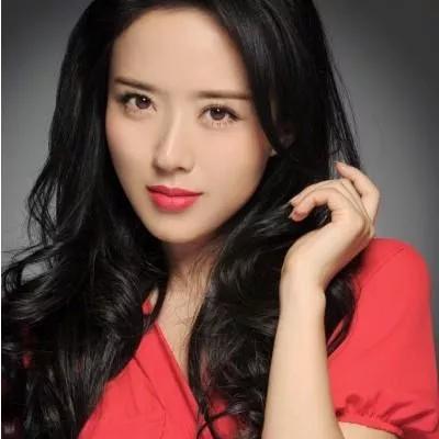 黑发红唇，优雅动人，散发着迷人的魅力。黑发红唇女神 红唇美人照 红唇美少女 深发