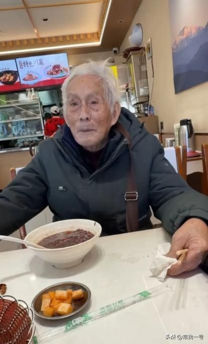 赞无锡96岁老哥独自一人拉萨行。
人的一生，总有些念想不会被岁月磨平。96岁踏上