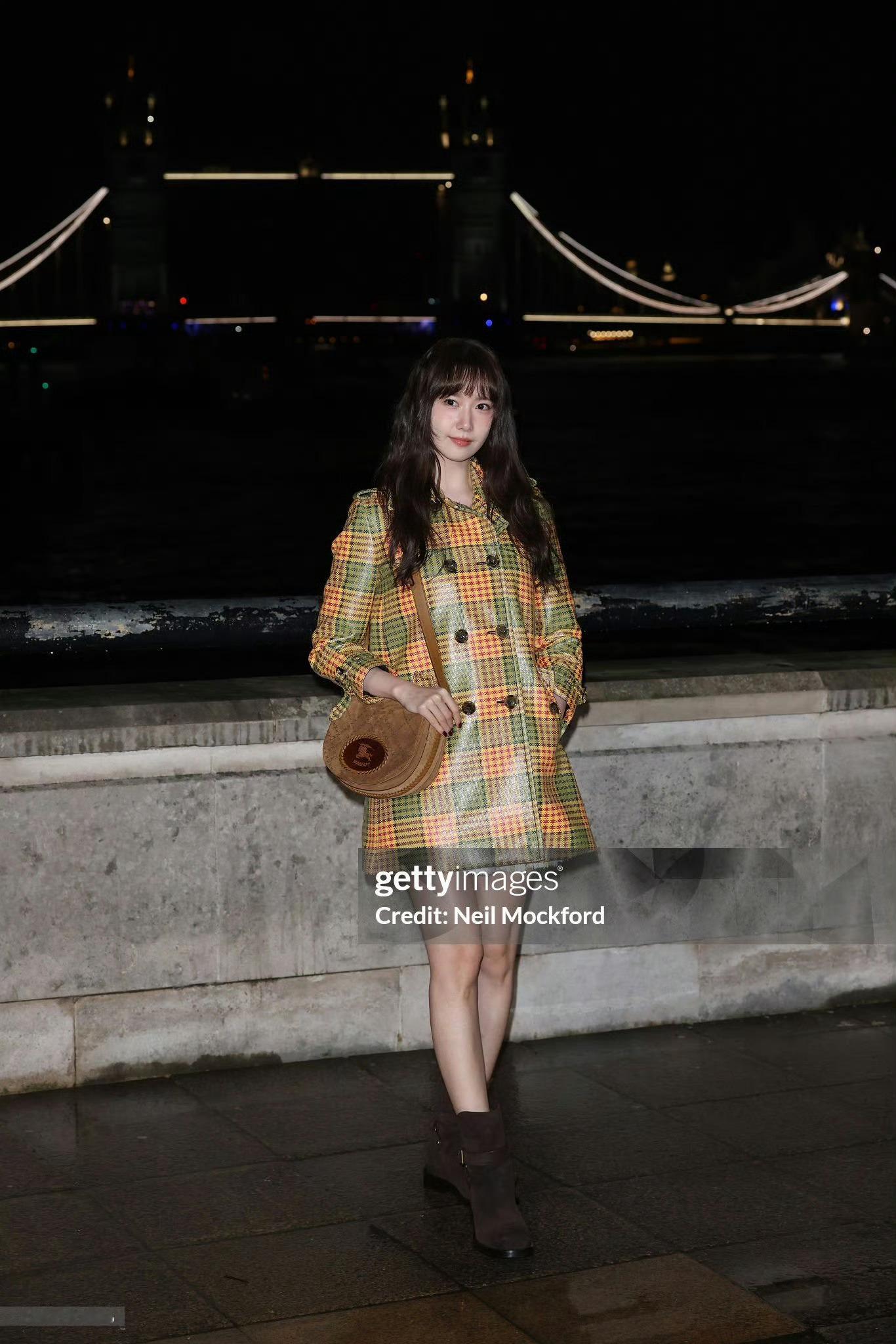 林允儿 in Burberry 📸  身着涂层格纹风衣登场，G社生图和官媒视频