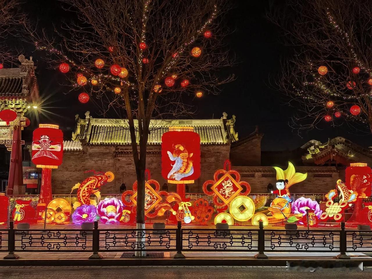 大同古城夜景美轮美奂，古老建筑与现代灯光交相辉映，在夜色中璀璨夺目，灯光照亮建筑