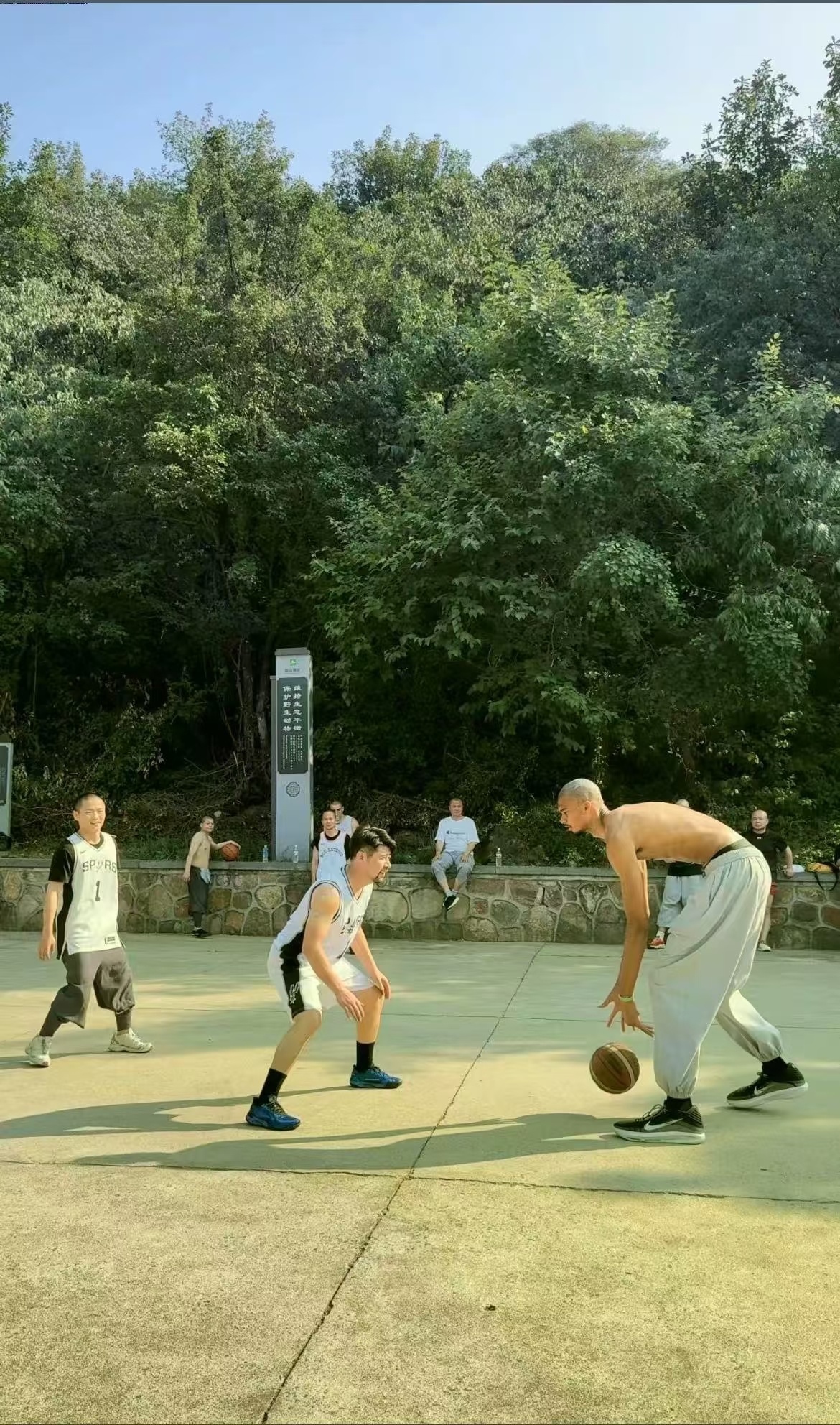 这真的是少林寺第一“高”僧，出家人没有假动作，只有暴扣。 不得不说，马刺队球星一