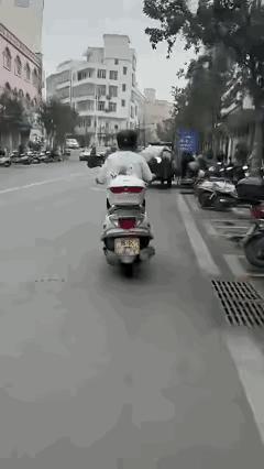 2月12日，广东茂名高州市石鼓镇一男子骑着摩托车，把一名毫无防备的拾荒老人踹倒在