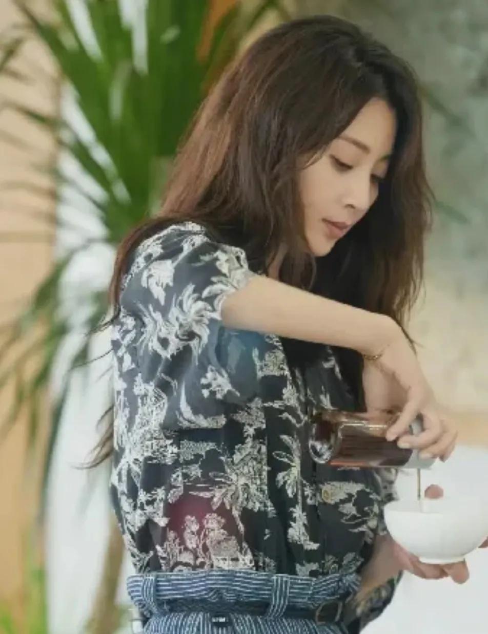 殷桃这个侧颜好美
把五官的精致美展现得一览无遗
无论眼睛还是鼻子或嘴巴
都非常的
