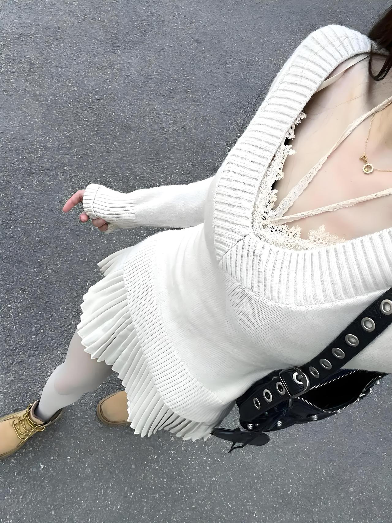 米色毛衣裙搭配米色百褶裙和丝袜，这搭配简直绝了！米色毛衣裙自带温柔感，贴在身上软