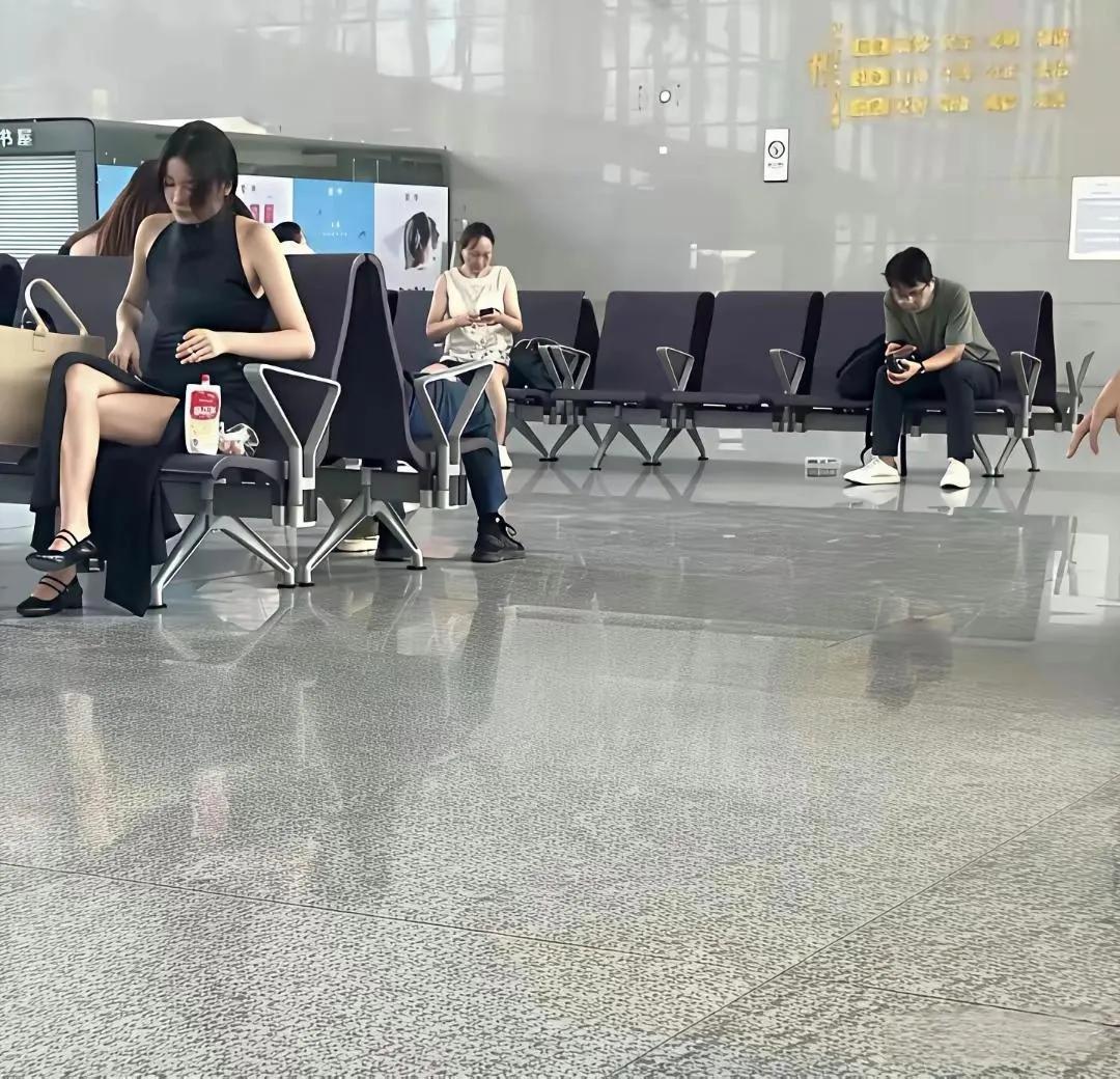 候机厅里遇到一位心仪的美女，想主动搭讪一下，请各位大神帮我支支招！