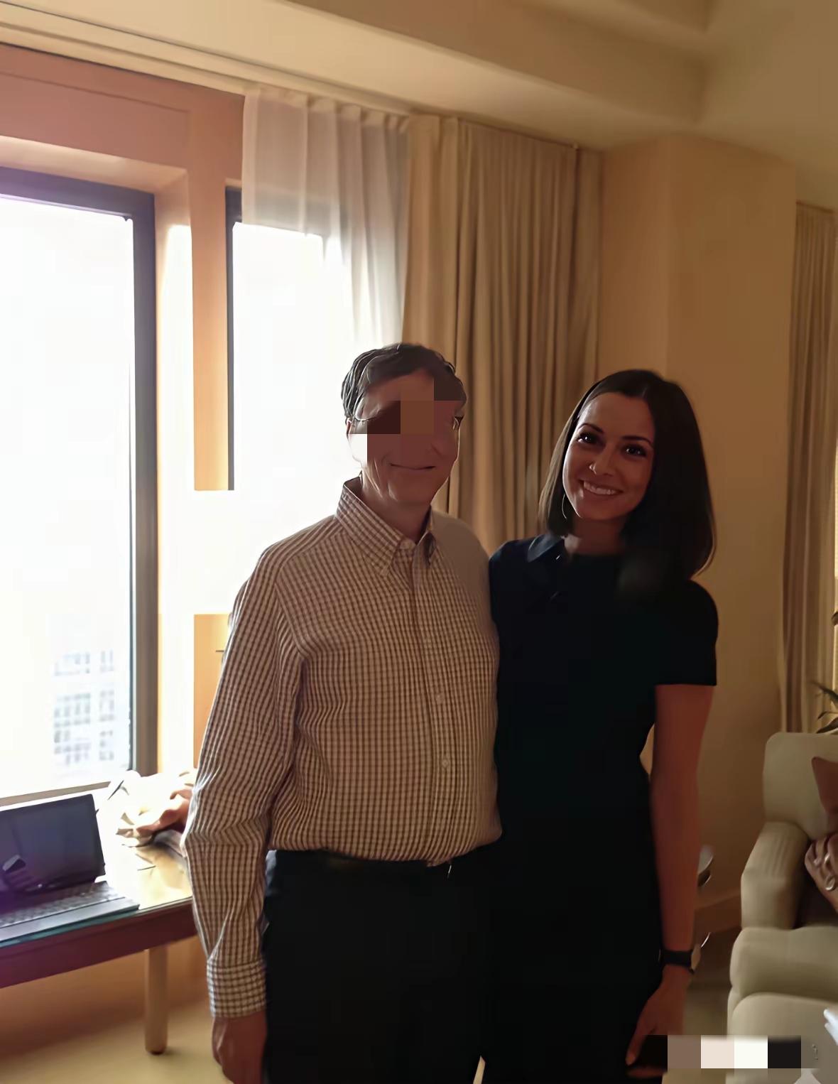 孤男寡女
照片里的女士是爱泼斯坦的助理莎拉·凯伦，和某些要捐出全部财产的科技大佬