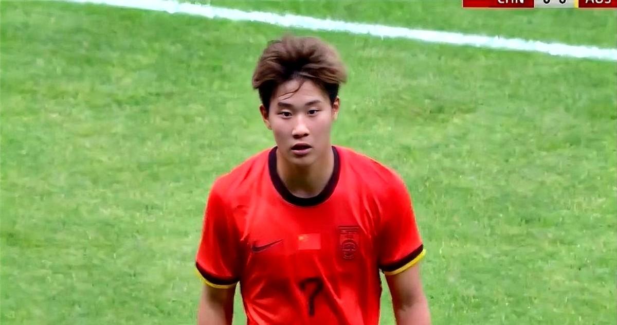 国青队赢球了，但一个停球失误比进球还火。

3月28号，U19国青在义乌1-0赢