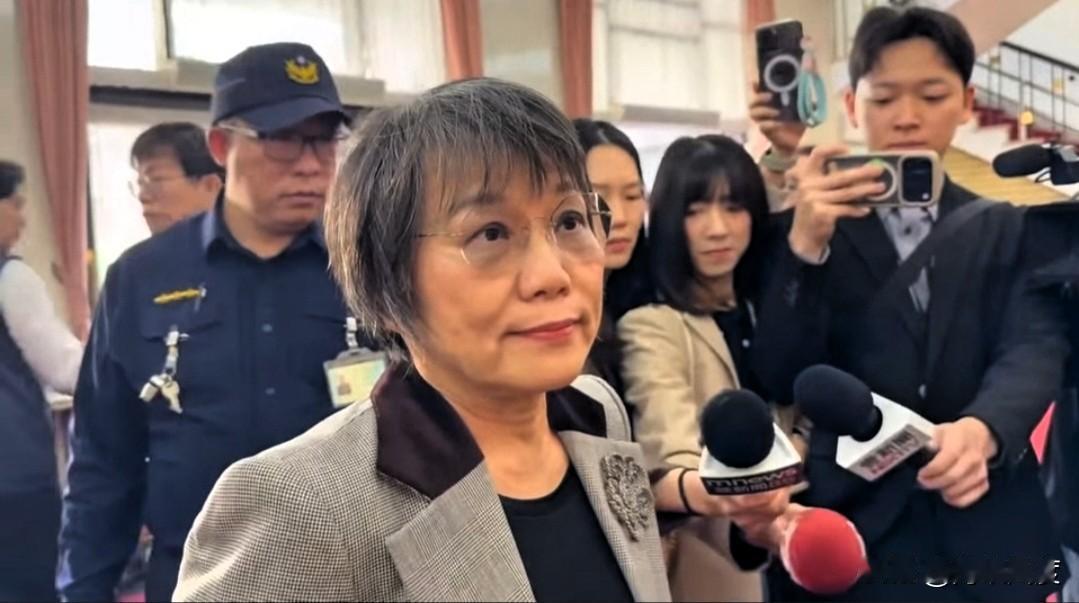 顽固分子刘世芳今天面对媒体的“丰富”面孔“窜红”网络，其流露的霸蛮、无赖、斗鸡相