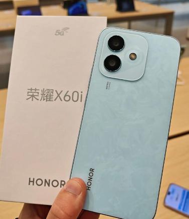 拍照性能同样出色：后置主摄像头像素高达5000万像素，并配备人脸识别和屏幕指纹双