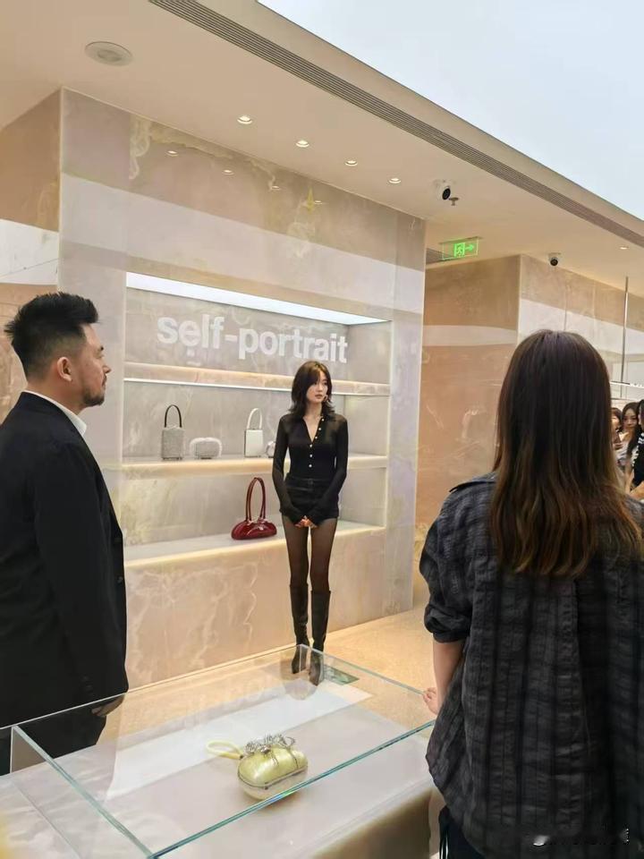她的屁股不会恐高吗，这腿也太长了[捂脸][捂脸]孙千一直都很低调，鲜少营销自己都