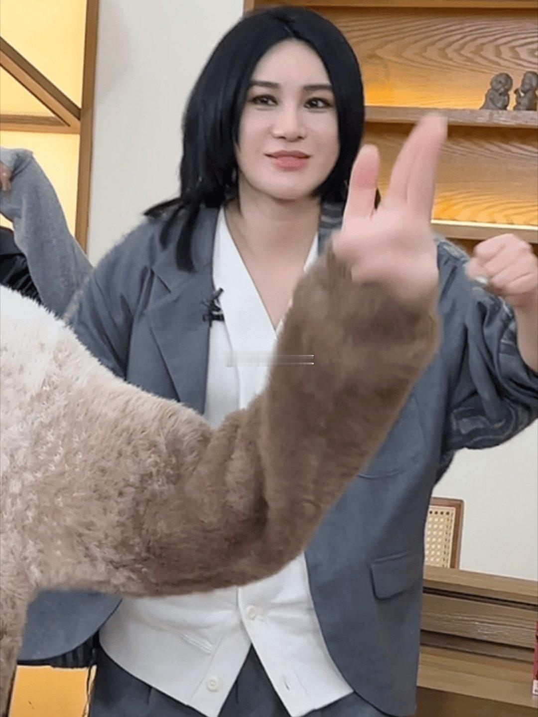 尚雯婕跳舞 反向表情管理  尚雯婕跳舞，这反向表情管理真的是太牛了，一般人是做不