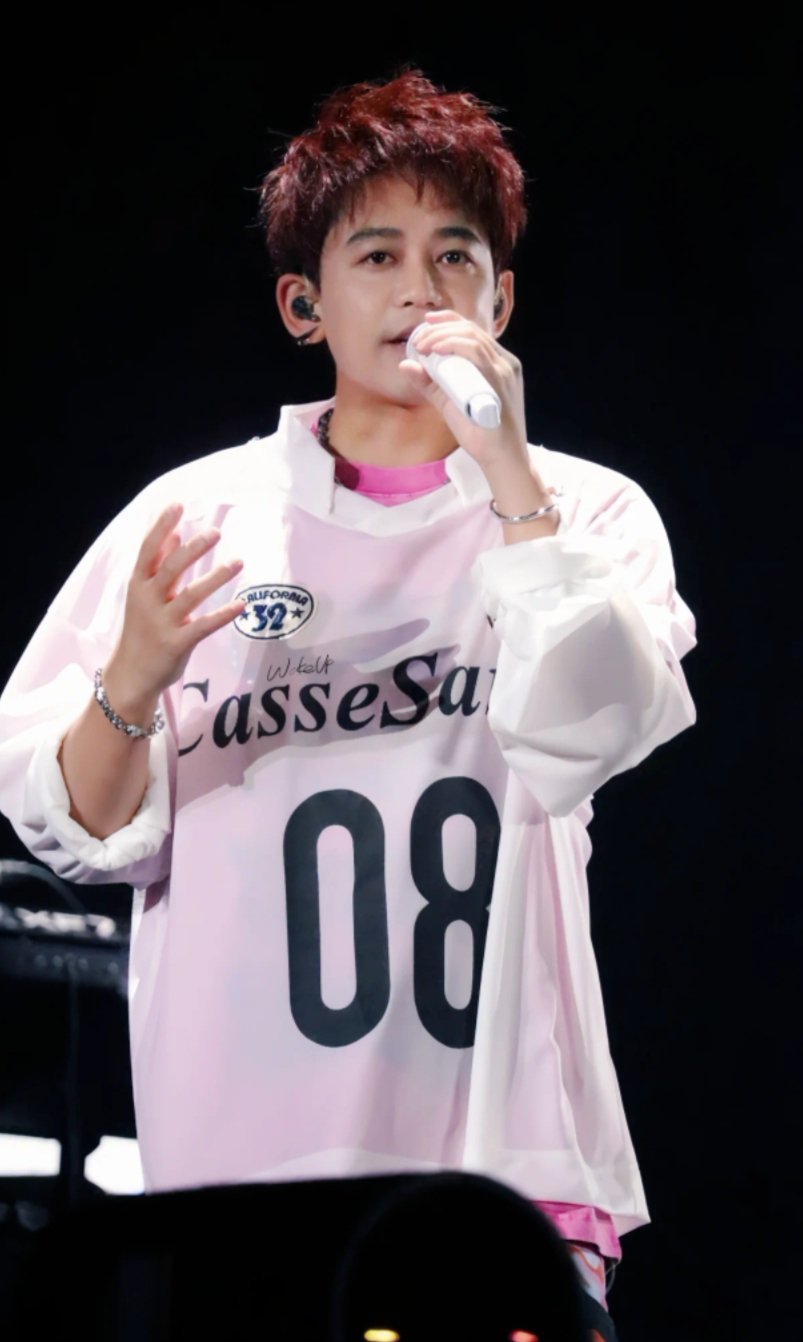 #苏醒17年后再唱心中的日月# 苏醒17年后再次演唱《心中的日月》，是谁青春的回