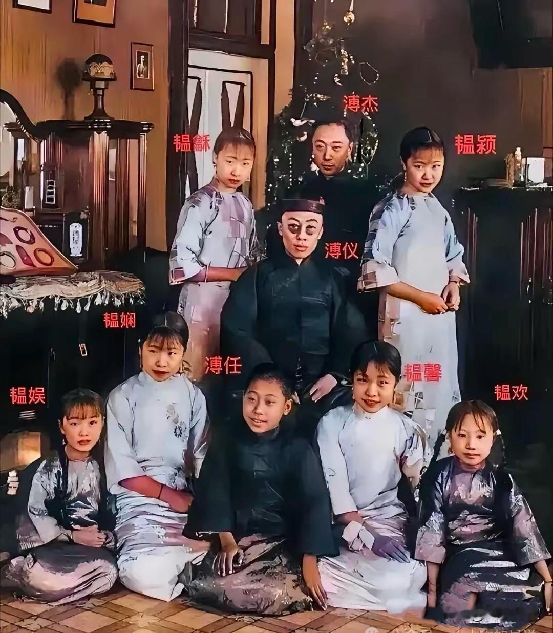 这张珍贵合影拍摄于1924年

末代皇帝溥仪被冯大将军冯玉祥赶出紫禁城后，先先是