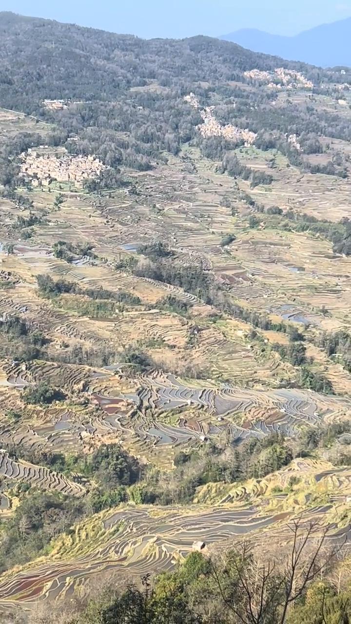 八达以后观景台，这边就是把整个好几个村的梯田都排到这里边来了，半山腰上的小村庄。