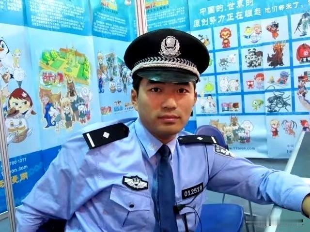 在云南的派出所有一位普普通通的民警，名叫张磊。他没有惊天动地的名气，却在危险降临