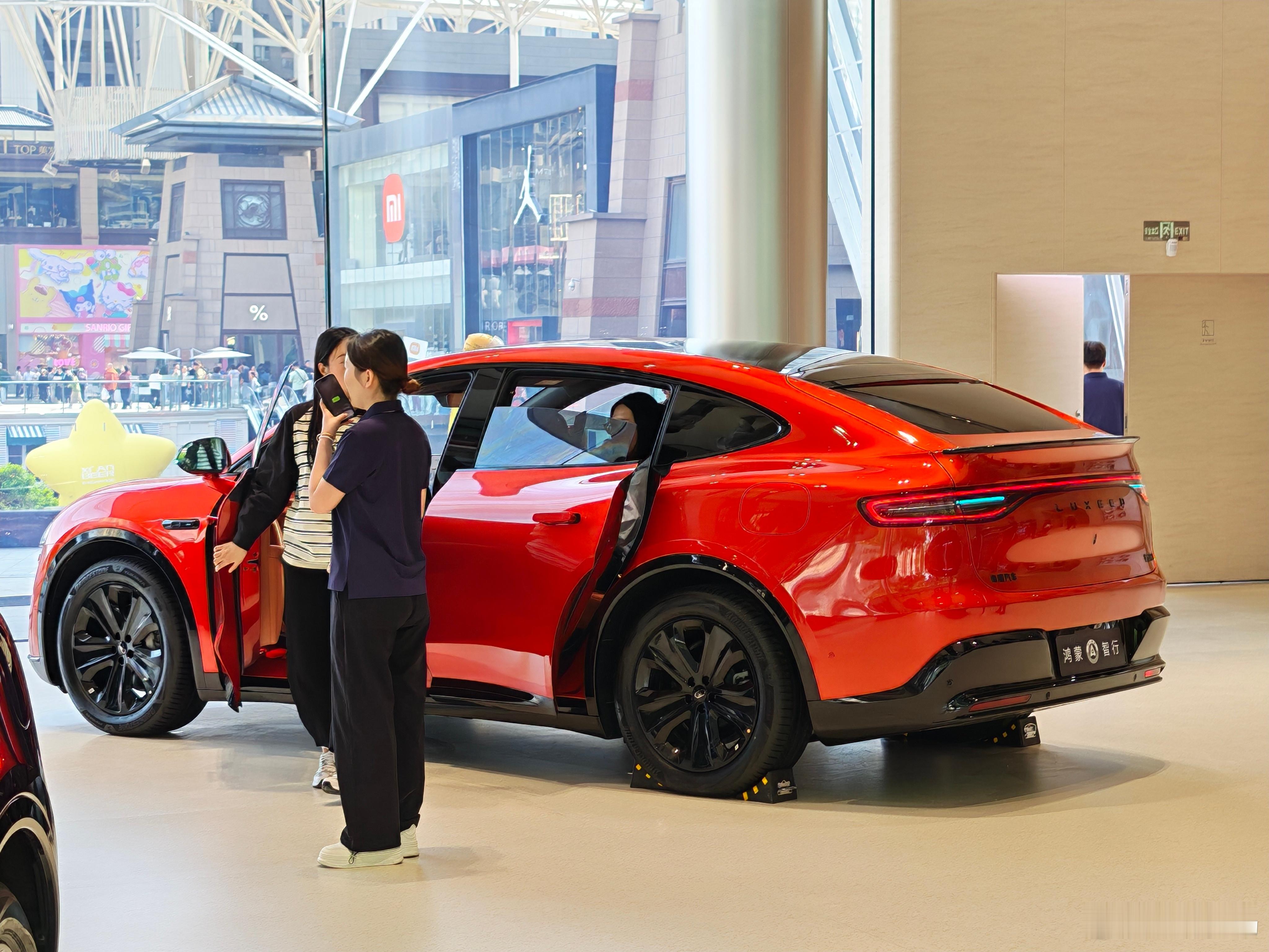 家附近的华为店开业了，体验手机的、体验车的人挤满了，来看问界M6的人特别多，我也