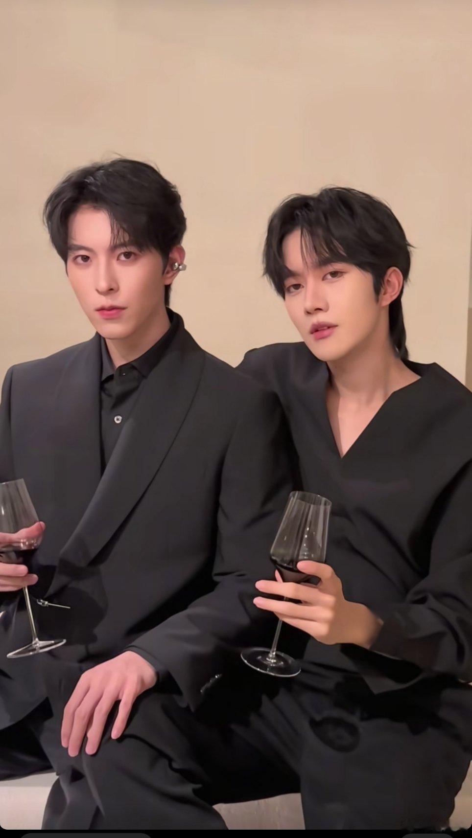 邱鼎杰也挺小气的，黄星这个破洞裤被他唔得严严实实