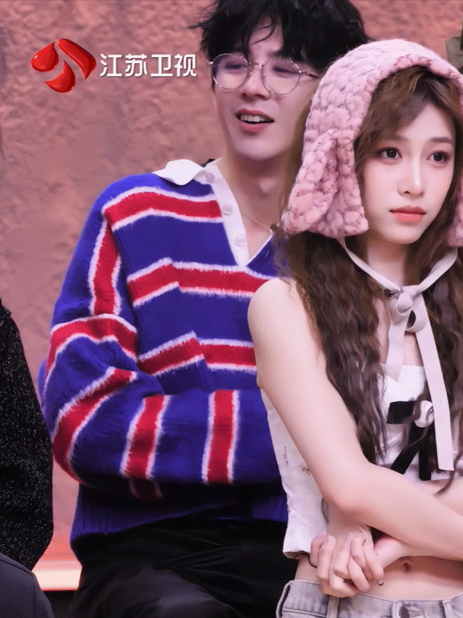 哎呦我去。。。。穿什么老头衫唉呀妈呀一窜窜出去镜头了笑死我了哈哈哈哈原地发射了 