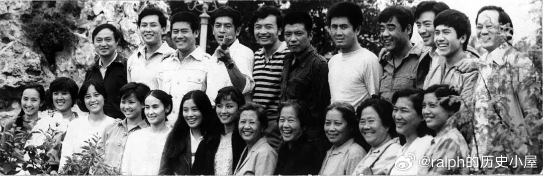 北京电影学院表演系85级干部专修班师生合影。后排右起钱学格、刘继忠、寇振海、韩再