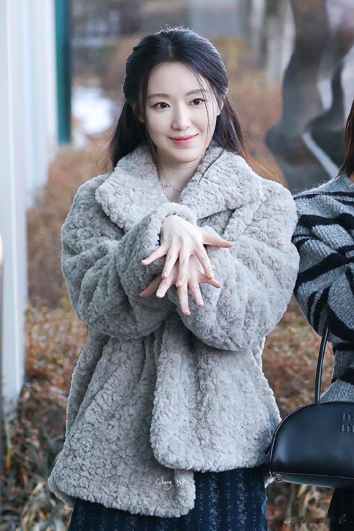 谁能拒绝白白胖胖的小手啊！就像刚出锅的糯米团子，软乎乎、肉嘟嘟的，光是看着就让人