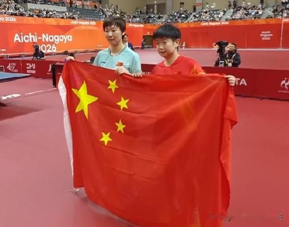 爱知名古屋亚运会的赛场上，乒乓球的女单决赛是在两位国乒女将孙颖莎和王曼昱之间展开