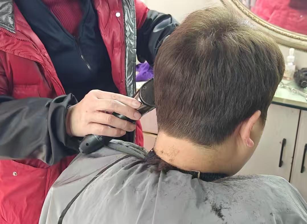 为啥现在艾滋病人这么多，常去的那家理发店关门了，原来是常去的一位客人感染了艾滋病