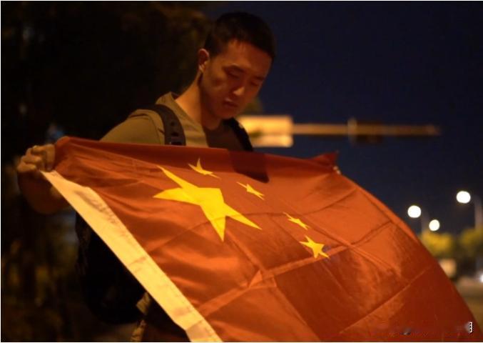 2020年，一约旦司机掏出了刀子，示意中国游客掏5000元打车费，小伙摸了摸口袋