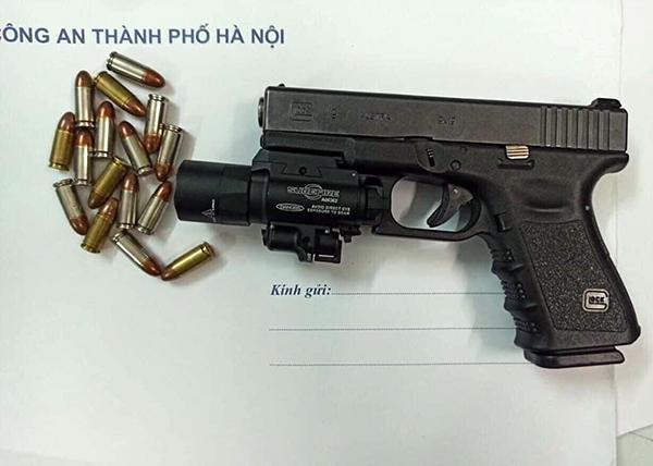 越南河内交警在人员逃离的宝马车后备箱里搜到的格洛克19手枪和一个装有16发子弹的